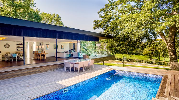 Villa in Fairways, UK - Kebony Deck mit Pool