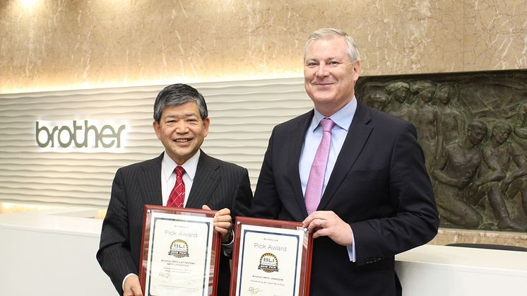 Brothers president Ichiro Sasaki mottar prisene fra Buyers Labs Gerry O’Rourke.