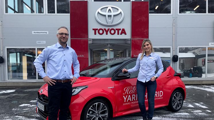Det er alle våre Yaris-kunder vi skal takke for at modellen har blitt en så stor suksess her hjemme, sier salgssjef Hans Petter Heim t.v. og bilselger Nina Richardsen Schelderup t.h. ved Nordvik Toyota Narvik.  Foto: Nordvik AS.