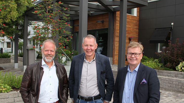 Stefan Lindbäck, vd Lindbäcks Group, Mikael Brandt, ny styrelseordförande Lindbäcks Bygg, och Magnus Edin, vd Lindbäcks Bygg.