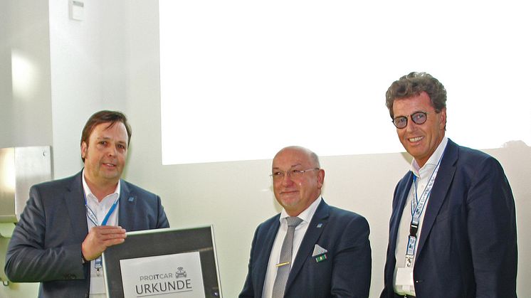 Vorstandsvorsitzender Prof. Ringshausen (l.) und Harald Bleimeister, 1. Stellvertreter, (r.) überreichen die Mitgliedsurkunde an TH-Präsident Prof. Dr. László Ungvári.
