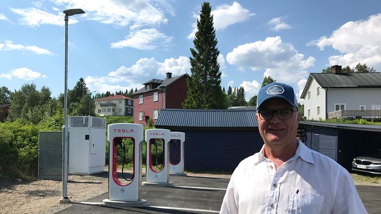 Sten Danielsson framför Teslas tre Superchargers som numera står i Gäddede.