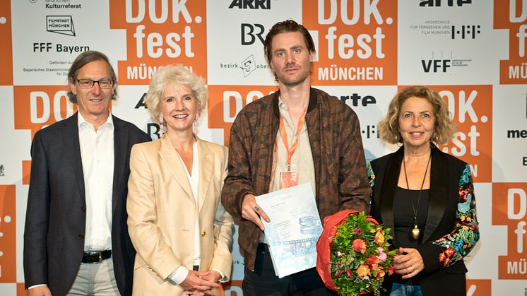 Preisverleihung: Joost Vandebrug (3.v.l.) wurde am Samstag mit dem Dokumentarfilmpreis der SOS-Kinderdörfer weltweit ausgezeichnet. 