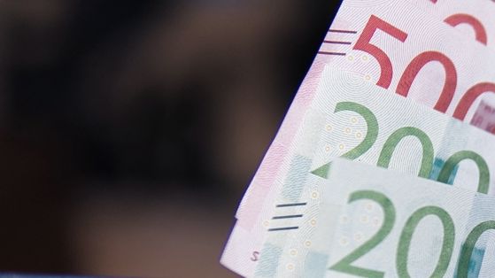 Kontanter används allt mindre av svenskarna – men nästan alla handlare tar fortfarande emot betalmedlet