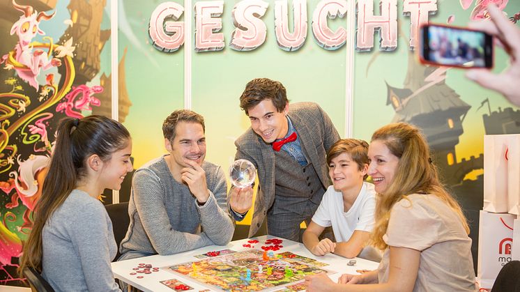 Spielmesse 2017 in Essen: Mattel stellt die Spielneuheit "Zauberlehrling gesucht" vor – magische Unterstützung von Zauberer Alexander Merk