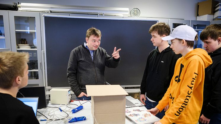Klaus Møller Kristensen fra Tradium Teknisk Gymnasium er passioneret for at lære fra sig og formidle sin begejstring for STEM-fagene (foto: Novo Nordisk Fonden).