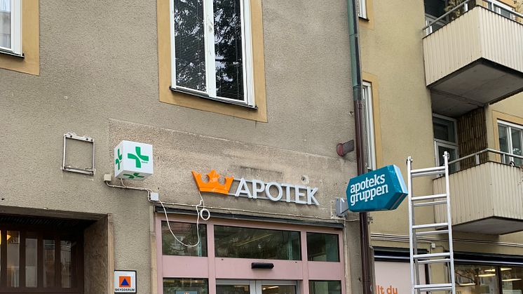 Nästa steg i sammanslagningen inleds: 200 apotek skyltas om till Kronans Apotek