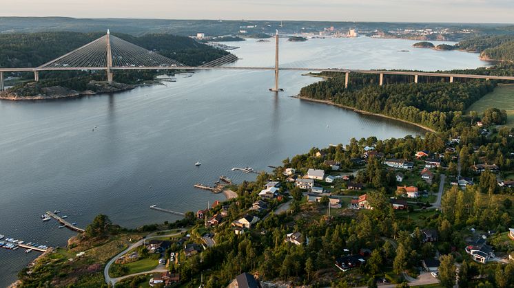 Uddevalla kommuns preliminära resultat för 2022 är bättre än budget. På bilden syns Uddevallabron och Skäret i Uddevalla.