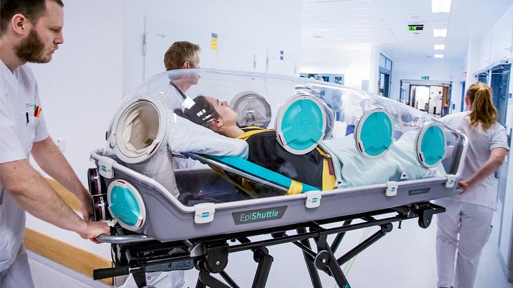 EpiShuttle ensures the safe transport of contagious patients and the safety of health professionals while allowing critical treatment of the patient along the way.