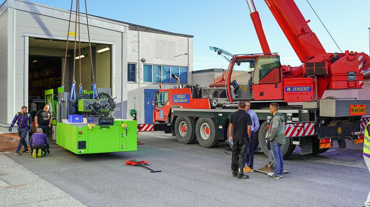 Med en vikt på runt 21 ton var lyftes de nya maskinerna av med mobilkran och togs emot av platschef Pär Jörgensen och personal från produktionen.