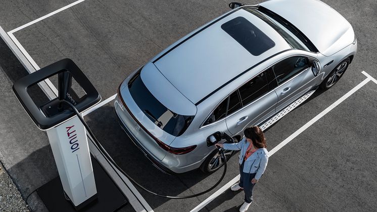 Det ultrasnabba laddnätverket Ionity växer snabbt, både i Sverige och resten av Europa. Här är det möjligt att ladda sin elbil riktigt snabbt. En Mercedes-Benz EQC med 110 kW laddning laddas från 10 - 80 % på ca 40 minuter.