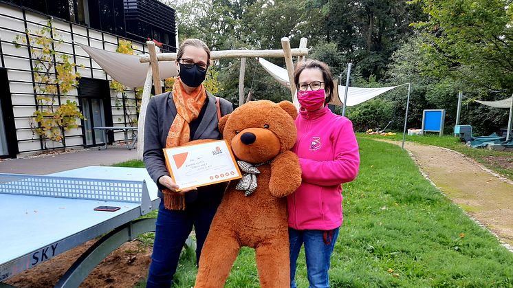 Kerstin Schurig von der ASDiA GmbH & Co. KG übergab den Spendenscheck an Kerstin Stadler im Familiengarten des Kinderhospizes