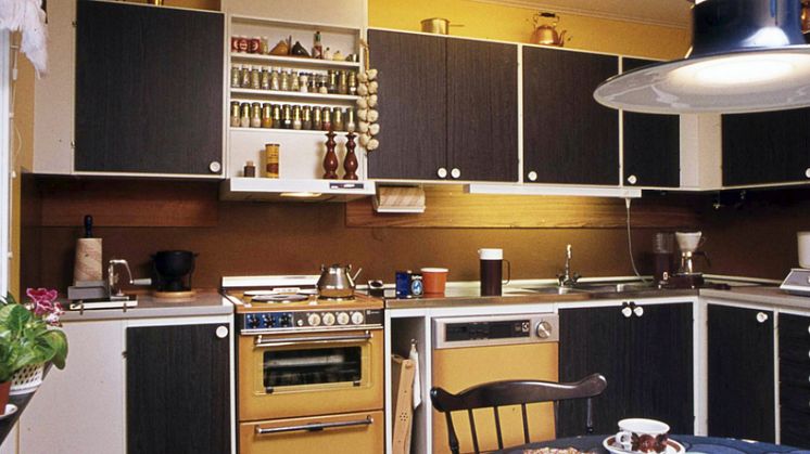 Riksbyggen har skapat rum för hela livet i 80 år. På bilden ett kök när det begav sig någon gång på 1970-talet.