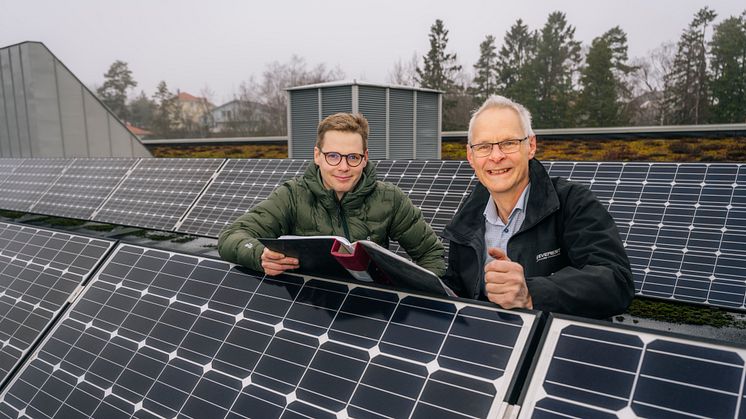 Karl Samuelsson, chef specialister och ansvarig för Huddinge Samhällsfastigheters solcellsprojekt tillsammans med Lars-Göran Sander, styrelseordförande, Huddinge Samhällsfastigheter.