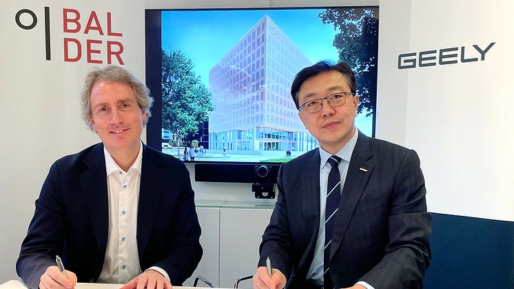 Erik Selin, vd Balder, och Gang Wei, vd Geely Innovation Centre, signerar samarbetsavtal kring den nya byggnaden på Lindholmen i Göteborg