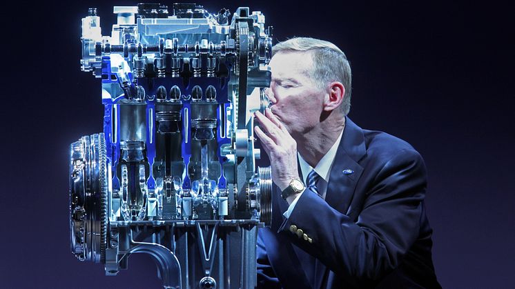 Adm. dir. Alan Mulally i Ford Motor Company kysser motoren som nylig har blitt kåret til verdens beste bilmotor. 