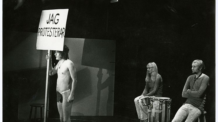 Föreställningsbild från Nationalteaterns föreställning "Lev hårt - dö ung" 1970. Foto: GSM arkiv, fotograf okänd.