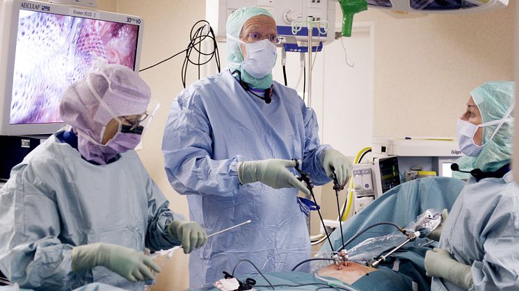 Kirurgen och överläkaren Lars-Göran Larsson utför titthålskirurgi vid kirurgkliniken på Mora lasarett.