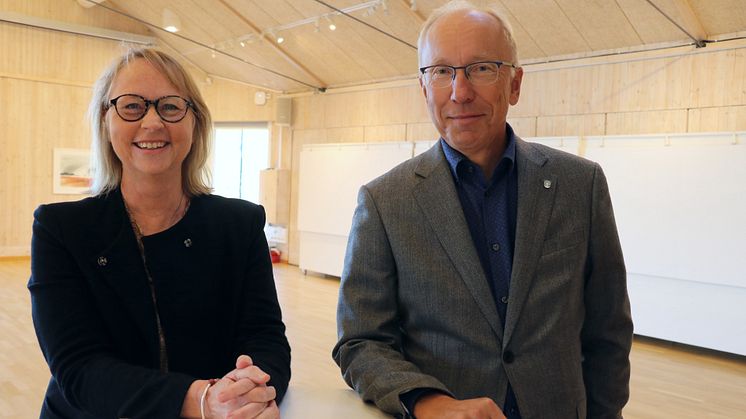 Katarina Hillberg, konceptutvecklare på Riksbyggen, och Henrik Lindh, kommundirektör Orust kommun.