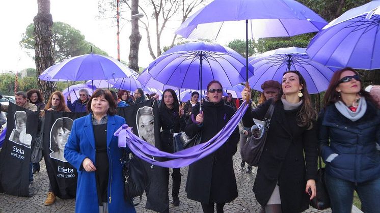 Kvinna till Kvinnas partnerorganisation AWEN demonstrerar i Albanien, ett av de länder som befinner sig i processen för ett EU-inträde.