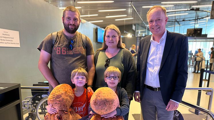 Familien Field blev overrasket af Den Blå Planet, Danmarks Akvariums direktør, Jon Diderichsen. 