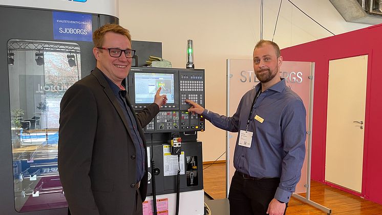 Pär Lennerbrink, produktionstekniker, och Mathias Holmqvist, affärsområdeschef, vid Okuma Armroid hos Stenbergs på Elmia Verktygsmaskiner.