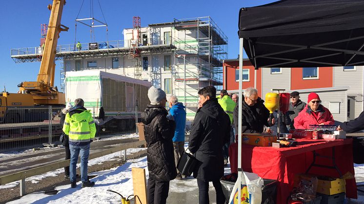 Köparna i BoKlok Sjöstaden bjöds på grillad korv och montagevisning i Ystad i förra veckan