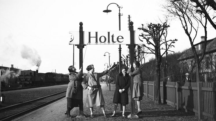 Unge damer på Holte Station ca. 1920