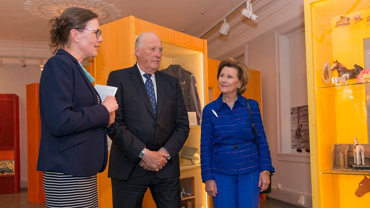 Dronning Sonja besøkte Anno sist i 2017, under Kongeparets jubileumsreise i Hedmark og Oppland. Her fra besøk på Anno Kvinnemuseet, hvor konservator Mona Holm orienterte. (Foto: Bård Løken/Anno museum)