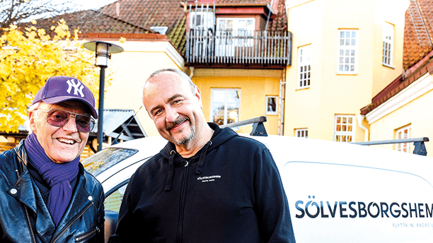 Bovärden Martin med skruvdragaren i ena handen, visar hyresgästen Lars Holm de senaste digitala funktionerna. Foto: Annika Persson