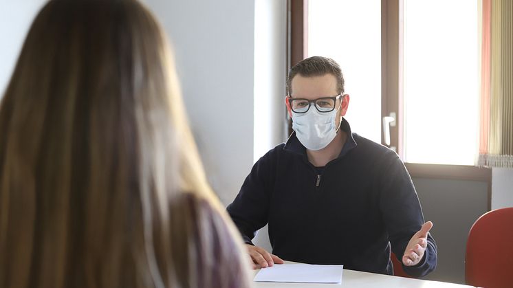 Nur mit Mund-Nasen-Schutz: In den Beratungsstellen der Hephata Diakonie sind ab nächster Woche wieder persönliche Gespräche möglich.