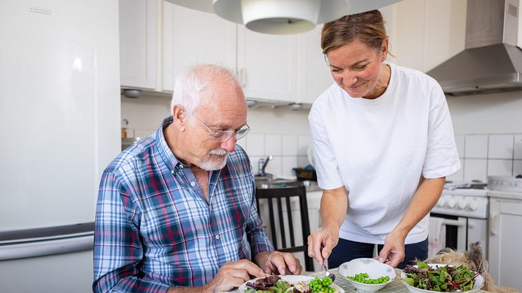 Att öva på att prata med äldre kring mat och nutrition eller att kunna duka trevligt är två tydliga exempel på kompetenser som behöver få ta lite extra tid i anspråk. Foto: Torbjörn Lagerwall