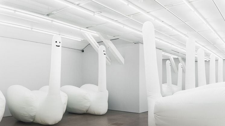 David Shrigley - Exhibition of giant inflatable swan-things