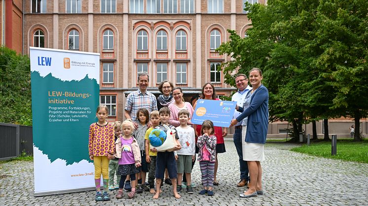 Mit ihrem Engagement für Nachhaltigkeit belegte das Montessori Kinderhaus Henisiuspark in Augsburg beim Wettbewerb „Zukunfstheld:innen“ der LEW-Bildungsinitiative 3malE den 3. Platz. (Genaue Bildbeschreibung siehe Download unten)