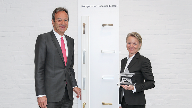 FSB-Geschäftsführer Jochen Bauer (l.) und Bereichsleiterin Marketing, Produktmanagement & Design Karin Padinger, freuen sich über die Auszeichnung der Fachzeitschrift Schloss+Beschlagmarkt.