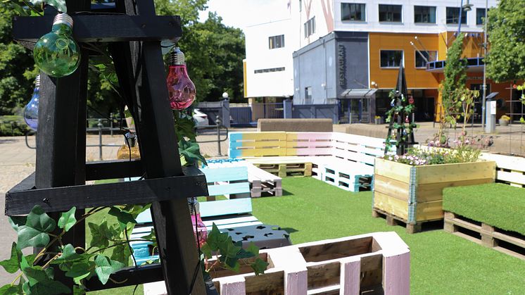 Fyra unga kommunutvecklare har byggt en tillfällig park vid Hallbergsbron