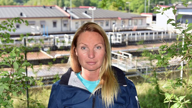 Jenny Andersson, ANDT-strateg i Karlshamns kommun, framför Sternö reningsverk där vattenprover tagits för att få en bild av droganvändandet i kommunen.
