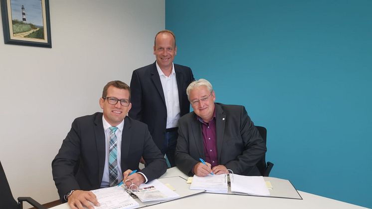 v.l. Bürgermeister Felix Wissel unterzeichnet im Beisein von Mirko Tanjsek und Stefan Teutscher (beide Deutsche Glasfaser) den Vertrag für 20 Glasfaseranschlüsse für die Marktgemeinde Mömbris.