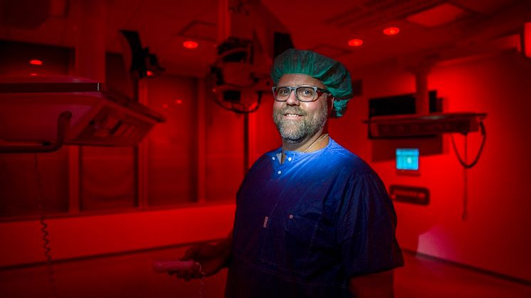 – Vid operationer i ögats bakre del behöver operationssalen vara mörk men med ett svagt rött ljus, berättar Jonas Lübcke, medicinteknisk ingenjör vid S:t Eriks Ögonsjukhus. Foto: Jens Sølvberg