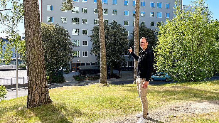 Patrik Törnevik, enhetschef Projekt, Signalisten, framför nyrenoverade hyresrätter på Gunnarbovägen i Bagartorp.