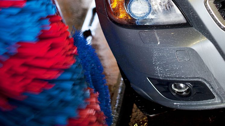 Bilägare lagbrytare — tvättar bilen hemma