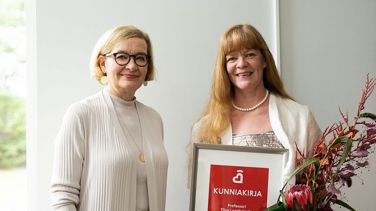 Sydänliiton puheenjohtaja Paula Risikko ojensi kunniakirjan professori Tiina Laatikaiselle vuoden sydänterveyden edistäjänä.