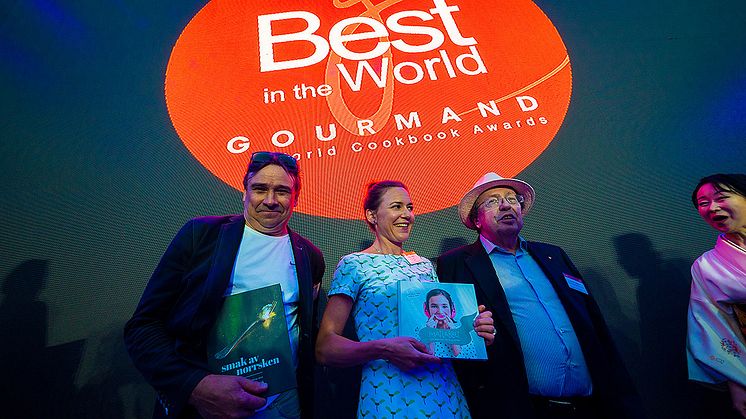 Björn Ylipää tar emot sina priser på kokbokstävlingen Gourmand World Cookbook Awards i kinesiska kuststaden Yantai.