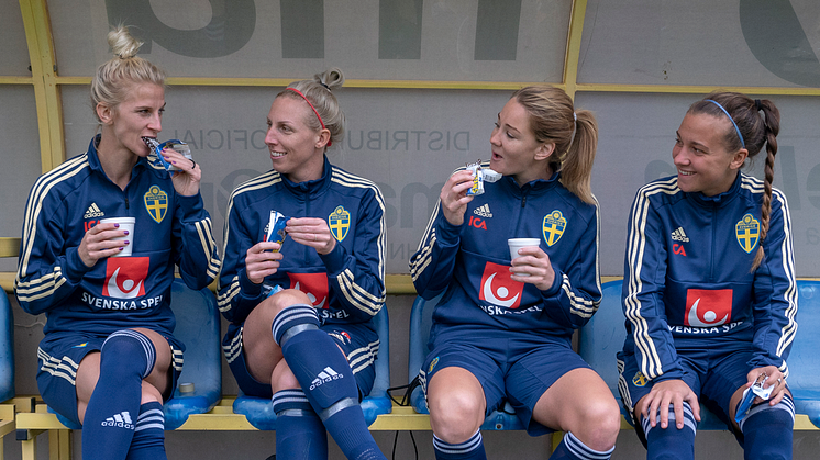Swebar är officiell samarbetspartner åt dam- och herrlandslaget i fotboll och stöttar även fotbollsföreningarna ekonomiskt. Här återhämtar sig landslagsstjärnorna Sofia Jakobsson, Sandra Adolfsson, Mia Carlsson och Julia Zigiotti Olme med Swebars.