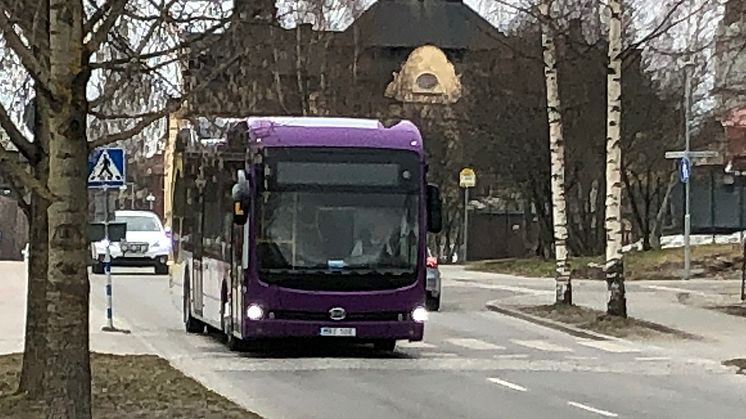 Den första elbussen har anlänt till Piteå.   Foto: Rebecca Granström
