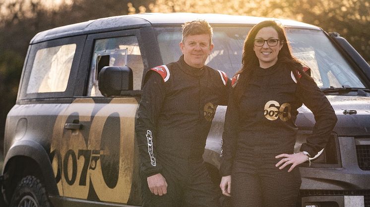 James Bond stuntsjåfør Mark Higgins feirer 60 år med 007 sammen med Land Rover Defender rally edition