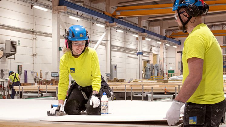 Kvinnelig håndverkerer på Gullringen, BoKloks fabrikk i Sverige. 