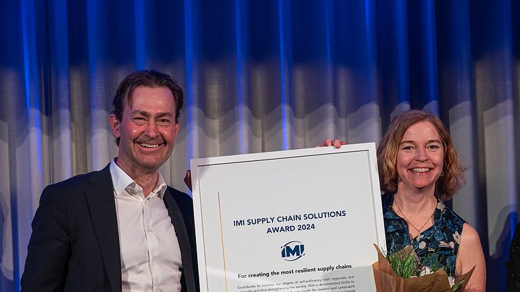 Karin Bodin tillsammans med prisutdelaren IMI – Niklas Rönnbäck (VD). Fotograf: Staffan Westerlund