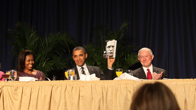 President Barack Obama håller upp boken Bonhoeffer under National Prayer Breakfast 2012