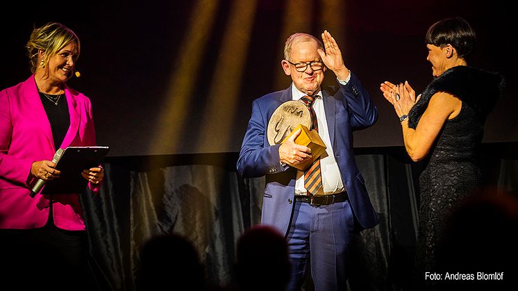 Konferencier Kattis Ahlström överraskade Stig L Sjöberg genom att tillsammans med årets Blekingeambassadör, Anna Lindqvist, utnämna honom till 2022 års mottagare av den prestigefyllda utmärkelsen.